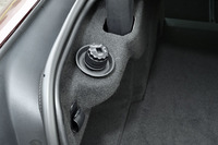 トランク内部の左側面にディーゼルならではの装備、尿素SCRシステム用のアドブルー（尿素水溶液）注入口がある。