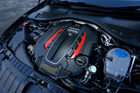 「RS 6アバント」の4リッターV8ツインターボエンジン。先代モデルの5リッターターボと比べ、最高出力は20ps及ばないものの、最大トルクでは5.0kgm上回っている。
    