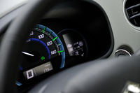 メーターパネルの右側には、「S-エネチャージ」の作動状態を表示するインジケーターが装備される。