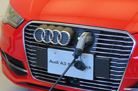 充電口はフロントグリルに備わっており、アウディのエンブレムを横にスライドさせると現れる。