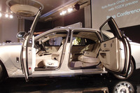 ドアは「ゴースト」と同様に観音開き。リアドアには電動のオープナーも備わる。