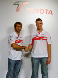 【写真上】渋い表情で会見にのぞむ、パナソニック・トヨタ・レーシングの面々。
（写真左から）木下美明TMG副社長、ヤルノ・トゥルーリ、ラルフ・シューマッハー、そして山科忠トヨタ自動車常務役員兼TMG会長。
2009年から日本GPが富士と鈴鹿の交互開催になることについては、「鈴鹿のひとびとのF1に対する貢献は多大であり、東西での開催は好判断だと思う」（山科氏）
【写真下】「おたがいがんばろうぜ！」（？）の、トゥルーリとラルフ。