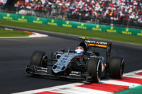 大観衆の熱い声援を受けて初の母国GPに挑戦した“チェコ”ことセルジオ・ペレス。予選9位から自身6度目のポディウムを目指したが、セーフティーカーのタイミングでタイヤ交換の機会を逸してしまった。それでもミディアムタイヤを履いて53周ものロングランをこなし8位入賞。このレースを1ストップで走り切った唯一のドライバー、そしてただひとりのメキシカンF1パイロットに、観客は惜しみない拍手と喝采を送った。（Photo=Force India）