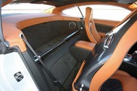 ベントレー史上初の“リアシートレス”キャビン。左右を結ぶカーボンのポールは、剛性強化のためではなく、荷物の落下を防ぐためのもの。オプションで4座とすることもできる。
