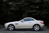 電動開閉式のルーフは、初代「SLK」から受け継がれるもの。20秒以下でフルオープンとなる。3代目の新型ではフレームがマグネシウム合金になり、さらなる軽量化が図られた。
（写真をクリックすると、オープン動作が見られます）