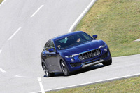 スタイルは、まぎれもないマセラティのファミリーのもの。その実力をイタリアのバロッコ・テストコースやオフロードでいち早く試した。（photo：マセラティ）