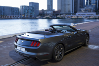 リアから眺めても、まごうことなき「マスタング」。3連のリアコンビネーションランプが独自の個性を放つ。