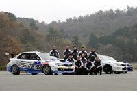「ニュルブルクリンク24時間耐久レース」に出場しクラス優勝を遂げた「インプレッサWRX STI tS」（写真左）と、その開発メンバー。「S206」の開発も同じスタッフが担当している。