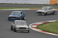 スペシャルイベントを除いて、この日もっともエキサイティングだったのは、通称「ハコスカ」こと3代目と「ケンメリ」こと4代目スカイラインのスポーツ走行。ロールケージの入ったサーキット専用車であるこれら3台をはじめ高度なモディファイを施されたクルマが多く、メカチューン特有のカン高い音を響かせながらレースさながらのバトルを展開していた。