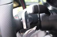 トランスミッションはデュアルクラッチテクノロジーを採用した7G-DCT。ステアリングにはシフトパドルが装備される。