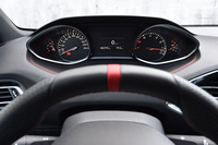 ドライバーは、メーターパネルをステアリングホイールより上方に見ることになる。反時計回りに指針が動くタコメーター（左）が特徴的。