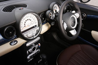 インテリアサーフェスとドアグリップ、ステアリング、シート生地は、豊富に用意されるオプションの中から選べる。テスト車は、ホライゾンブルーのインテリアサーフェスに、レザーラウンジシートを組み合わせた仕様。