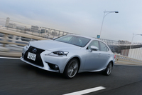 高速道路を行く。センサーを用いた追突・接触回避システムやクルーズコントロールシステムは、オプションで用意される。
    