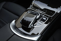 センターコンソールに備わる「COMANDシステム」のスイッチ。インフォテインメントシステムを直感的に操作できるよう、タッチパッド（上段）やダイヤル（下段）が組み合わされている。