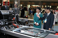 開発中の燃料電池車「ホンダFCX」のカットモデルを前に説明を聞く、高円宮妃殿下。（写真＝webCG）