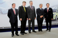 左から、ゲラシモス・ドリザス氏（フォルクスワーゲン・グループ・ジャパン社長）、ミュラー-ピエトラッラ氏、ウォルフガング・シュタイガー氏、佐治晴夫氏、清水和夫氏。