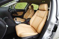 シートはイタリアのポルトローナ・フラウ社製のもの。国産車のシートに比べて座面が長く作られています。「座面が短いと、ちょい乗り感が拭えない」と本諏訪先輩。（写真＝荒川正幸）