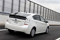 従来型に比べると、全長が15mm長くなり、全幅が20mm広くなった新型「プリウス」。ホイールベースと全高は変わらない。全幅を広げた理由は、側面衝突時の安全性を高めること。ベースとなったのは「トヨタ・オーリス」のプラットフォームであるが、「ベース」と書くことが無意味なぐらい各部が改良されている。
【スペック】G：全長×全幅×全高＝4460×1745×1505mm／ホイールベース＝2700mm／車重＝1400kg／駆動方式＝FF／1.8リッター直4DOHC16バルブ（99ps/5200rpm、14.5kgm/4000rpm）＋交流同期電動機（82ps、21.1kgm）／価格＝245万円（テスト車＝302万6450円／ボディカラー（ホワイトパールクリスタルシャイン）＝3万1500円／フロントアンダーカバー＝1万5750円／ソーラーパネル付きムーンルーフ＋ソーラーベンチレーションシステム＆リモートエアコンシステム＝21万円／タッチトレーサーディスプレイ＋インテリジェントパーキングアシスト＋HDDナビゲーションシステム＝30万8700円／ETCユニット＝1万500円）