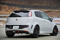 リアビュー。「アバルト・プント スーパースポーツ」のボディーカラーは、「グリージョ カンポヴォーロ」と呼ばれるグレー1色のみとなる。