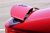 往年のスポーツカーを思わせる、尻下がりのリアデザインが特徴の「Fタイプ」。トランクリッドの後端には可動式のスポイラーを備えている。