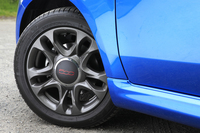 「500S」のタイヤサイズは185/55R15。専用デザインの15インチアロイホイールが組み合わされる。