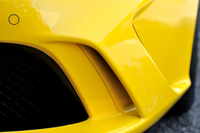 フロントの左右に設けられたターニングベーン（整流板）は、気流の速度を抑えてダウンフォースの強化を目的としたもの。