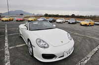 「911」シリーズや「ケイマン」を前にたたずむこちらは、2009年12月にデビューした「ボクスタースパイダー」。1996年に初代が誕生、2004年に2代目となった「ボクスター」シリーズのニューフェイスだ。（P）