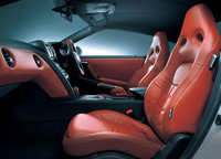 「プレミアムエディション」の内装には、新たにブラック／アンバーレッドの2トーンのファッショナブルインテリアを設定。