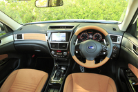 「エクシーガ クロスオーバー7」のインストゥルメントパネルまわり。