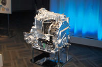 「スカイアクティブ・ドライブ」。発進と停止時以外はすべてロックアップすることで、伝達効率の向上と、MTのようなダイレクト感を実現したとうたわれる。燃費は従来の約4〜7％改善できるという。