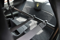 「MCストラダーレ」の乗車定員は2名で、後部座席は無い。ロールケージや4点式レーシングハーネスはオプションで用意される。