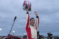 パレード終了後、マシンのうえに立ち上がりファンの声援に応える佐藤琢磨。