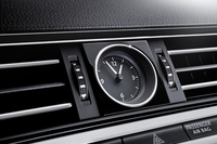 インストゥルメントパネルの中央には、アナログ式のクロック（写真）がレイアウトされる。
    