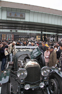 お江戸日本橋の上は、約20台のクラシックカーとそれらを囲む無数のギャラリーに占拠され、ご覧のような混とんとした状態に。白洲次郎氏が愛用していた1924年「ベントレー3リッター」の後方には、オーナーと語らう徳大寺有恒氏の顔も見える。
