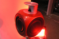 BeoLab3は、アンプを内蔵するアクティブスピーカー。今回追加されたフェラーリとのコラボれーションによる「レッド」「ブルー」は新色である。