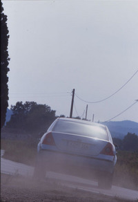 サスペンションは、先代と同じ4輪ストラットながら、フロントに液封ブッシュ、ストラットのアッパーマウントに2ピースの入力分離型マウントを用いて、細かな突き上げを遮断する。
    
    