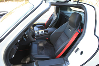 シートもGT専用品。背もたれと座面の中央部にアルカンターラが使用され、ヘッドレストにAMGの「アファルターバッハ」エンブレムがエンボス加工される。シートベルトも赤いタイプへ。