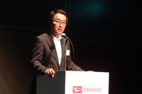 ダイハツ工業の上田 亨 上級執行役員。発表会の席上、「ムーヴ キャンパス」を「次の100年に向けてスタートするためのクルマ」として紹介した。