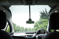 前後長1.35mのフロントウィンドウ。頭上のスライディングサンバイザーを下すことで日差しを遮ることもできる。
