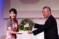 住友ゴム工業、山田佳則社長（右）と、デジタイヤCMキャラクターの上原多香子さん（左）。