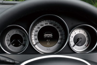 メーターのデザインもリニューアル。中央部は車両情報などを示す液晶カラーディスプレイになっている。