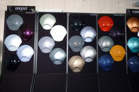 「Invent（創造する）」では、光や波長といった抽象的なモチーフを無彩色やグレー味をおびたカラーで表現する。左から2つのパネルがアジアで、欧州、北米と並ぶ。同じテーマでもその地域によって選ばれる色は異なる。