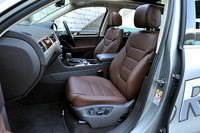 「ハイブリッド」に標準装備、「V6」ではCDCエアサスペンションとのセットオプションとなる前席8ウェイパワーレザーシート。
