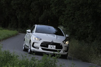 サスペンション形式は前：マクファーソンストラット、後ろ：トーションビームとオーソドックスなもの。シトロエン独自のハイドラクティブ機構は採用されない。またステアリングのアシスト機構には電動油圧式を採用。リニアな操舵（そうだ）感が自慢。