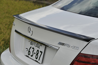 トランクリッドにはハイグロスブラック仕上げの小型スポイラーが装着される。