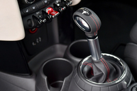 本国仕様には6段ATと6段MTの2種類のトランスミッションが用意されるが、日本仕様に設定されるのは、今のところは6段ATのみとなっている。