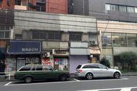 こちらは東京・青山の骨董（こっとう）通りにて。建物、クルマともども、モダンとレトロが混在している。