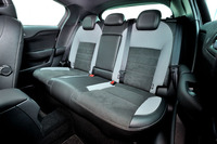 後席はウィンドウが固定式となるなど、やや閉所感があるが、スペースそのものは十分だ。