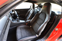 「ケイマンGTS」には、他のグレードではオプション扱いのスポーツシートが標準装備となる。
    