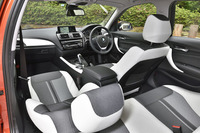 「スタイル」グレードにはクロスとレザーのコンビネーションシートが標準で備わる。